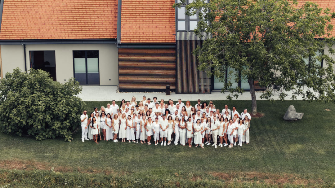 Das PerMed Team vor dem Firmengebäude